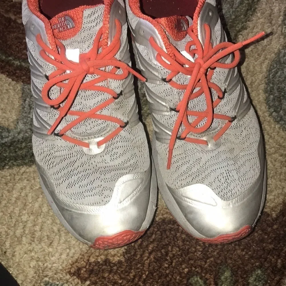 GUC MENS 9.5 THE NORTH FACE RUNNING/HIKING SHOES